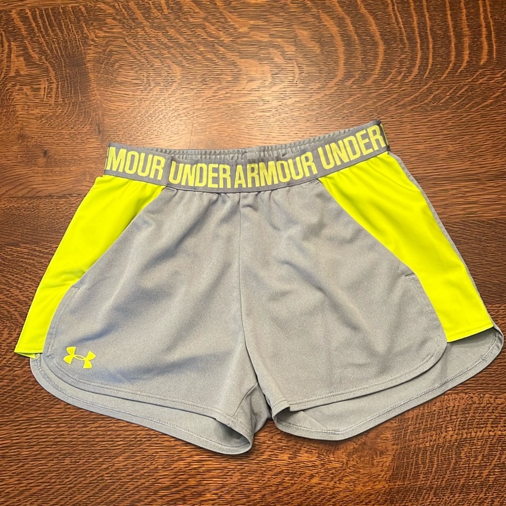 Under Armor Light Grey and Green Shorts With Pockets in Size Small